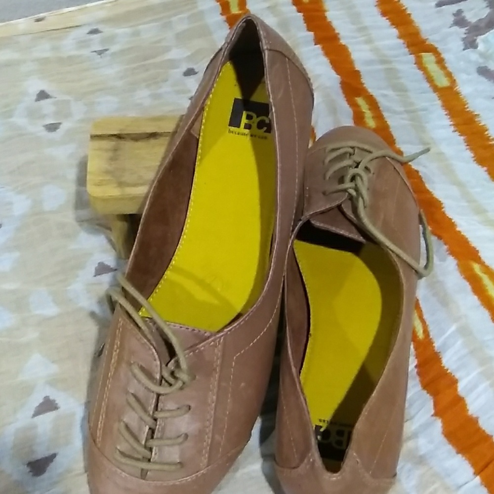 BC Tan Oxford shoe.  NWOT